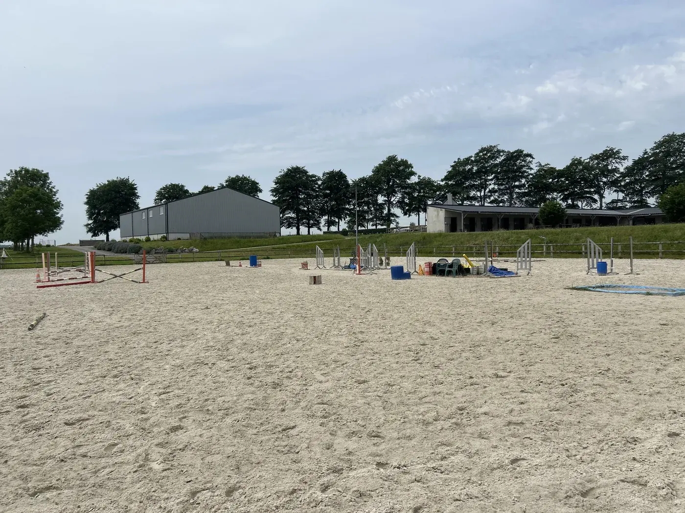 Carrière 70 × 50 m avec parcours d'obstacles de l'Écurie du Bodoage