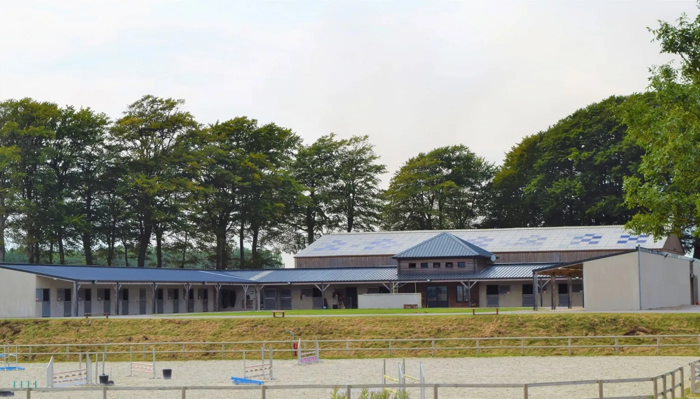 Vue d'ensemble de l'Écurie du Bodoage : box, club house et carrière à Vron